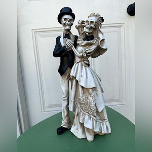 Skeleton couple statue